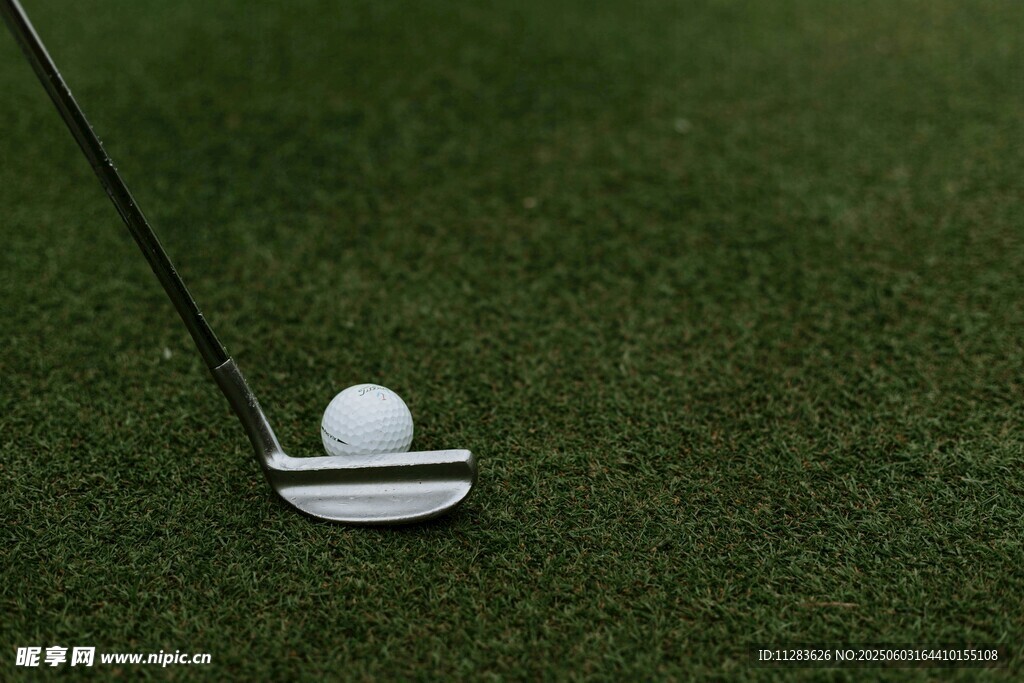高尔夫球置于球座准备击球