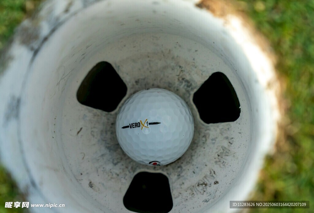 高尔夫球入洞瞬间