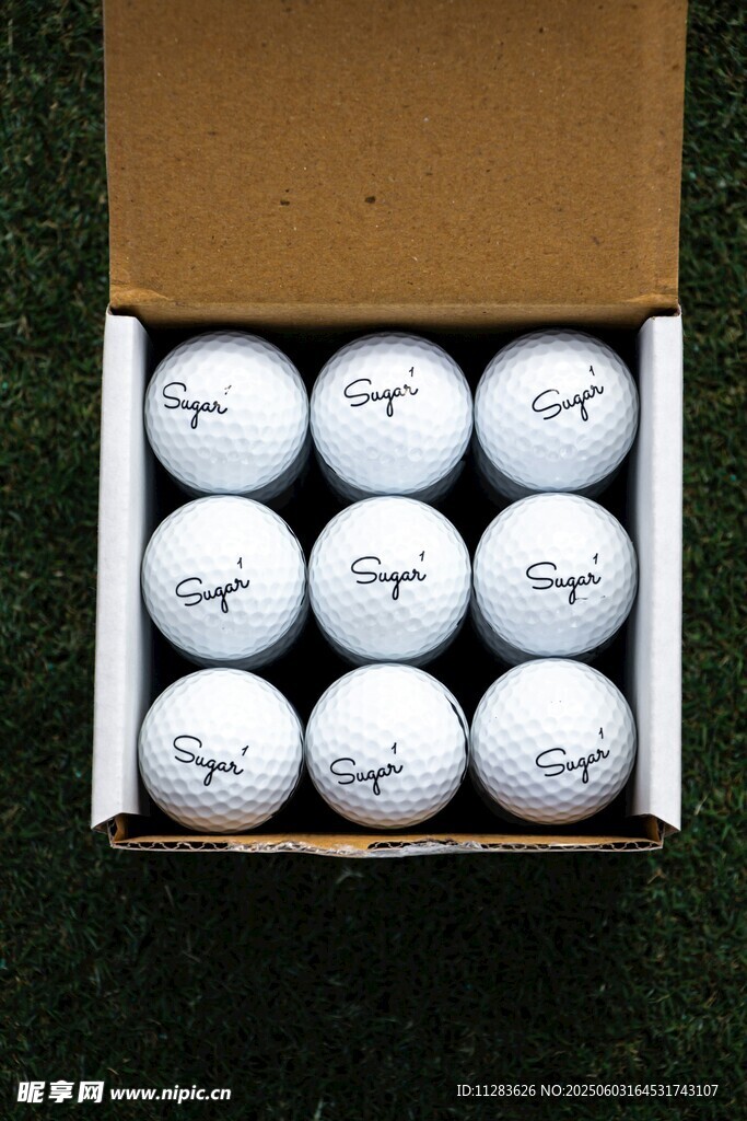 盒装高尔夫球整齐排列
