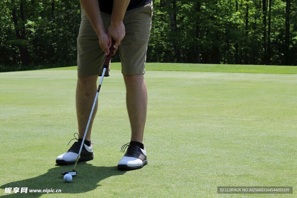高尔夫球手专注准备击球