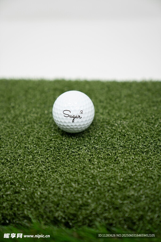草地上的高尔夫球