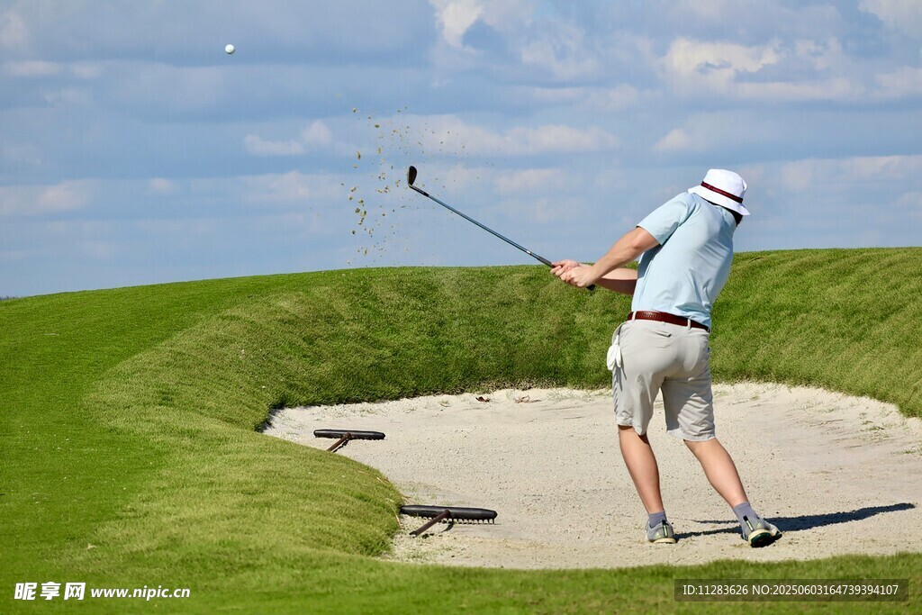 男子于沙坑处挥杆打高尔夫