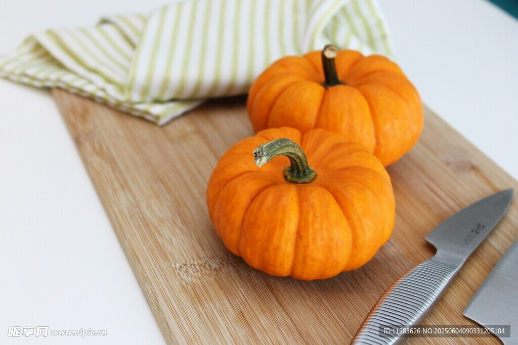 案板上的两个小南瓜