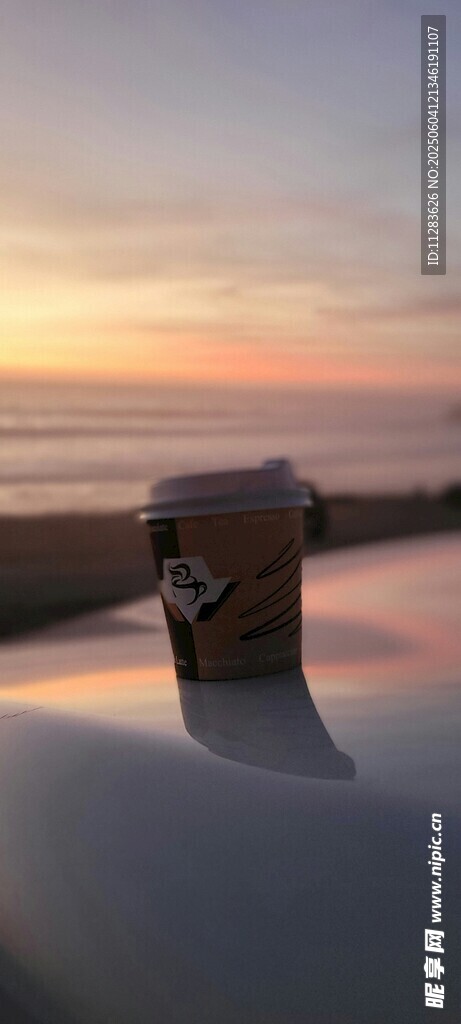 夕阳下的咖啡杯与美丽风景