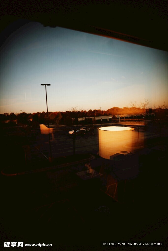 夕阳下的静谧水边景象