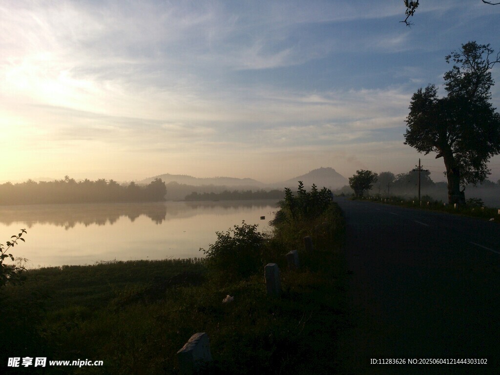 湖畔晨曦美景