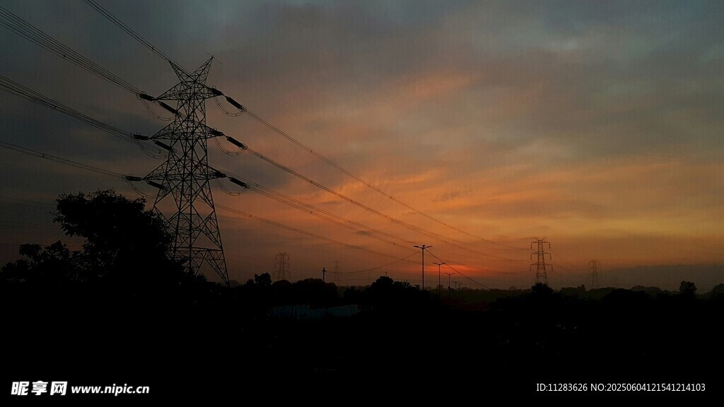 夕阳下的输电塔剪影