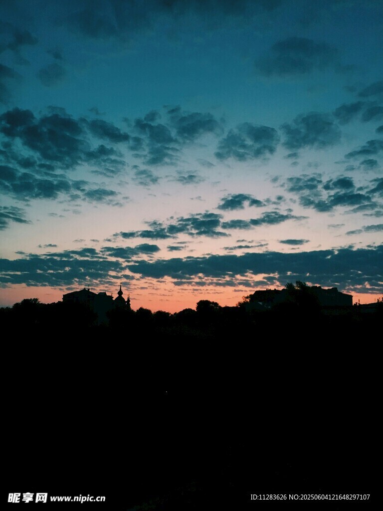 黄昏时分的天空与树木剪影