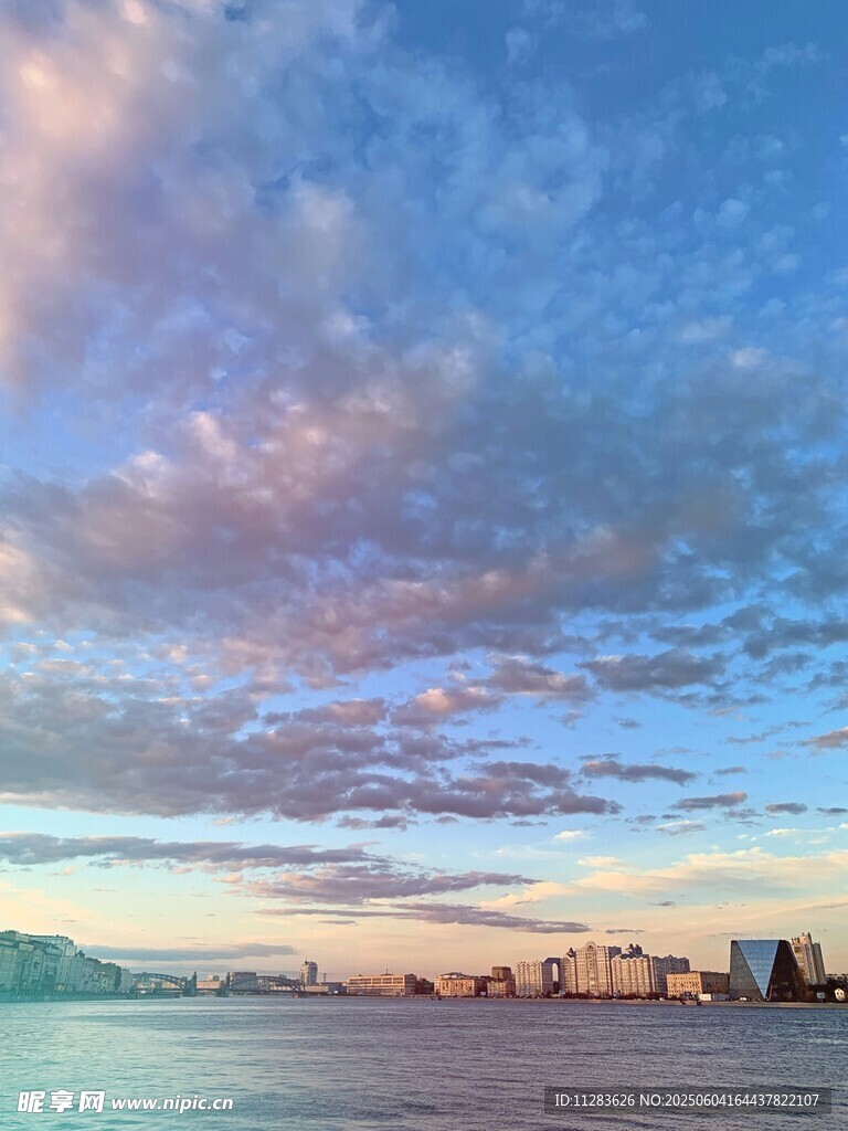 海边绚丽晚霞与城市天际线