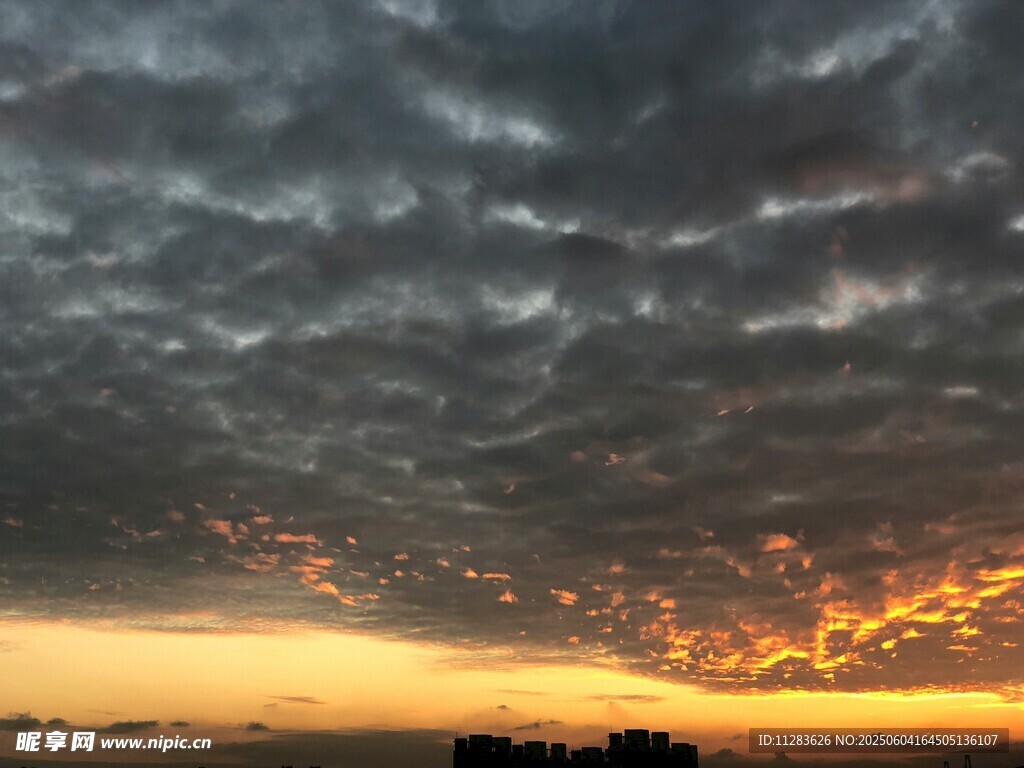 黄昏时分的壮丽云层景观