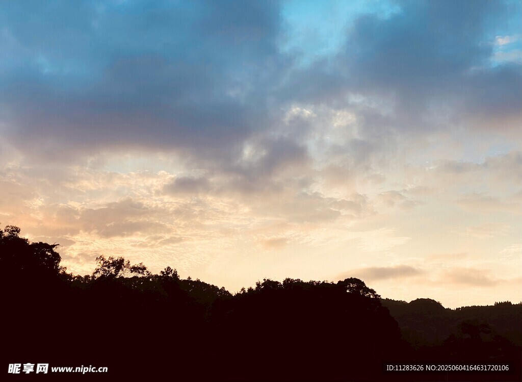 黄昏时分的山林与天空