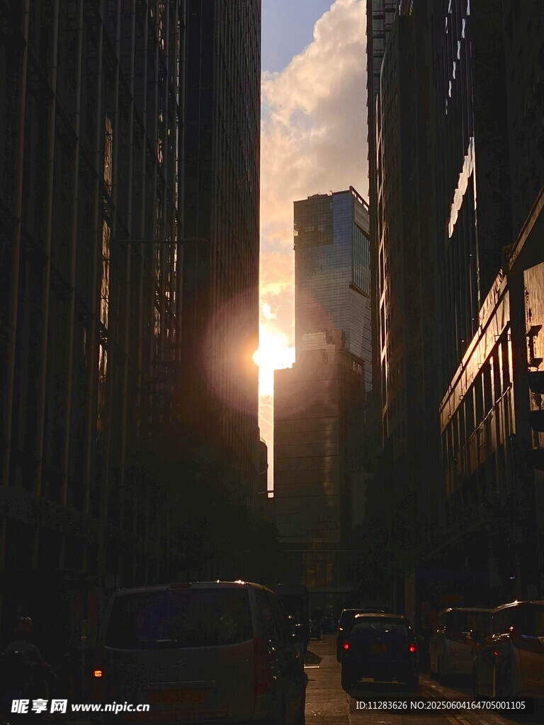 城市间夕阳下的街道景象