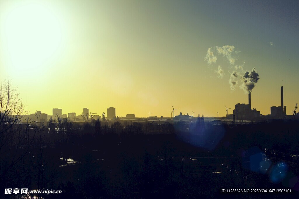 夕阳下的城市工厂景观