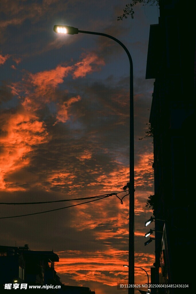夕阳下的路灯与绚烂云霞