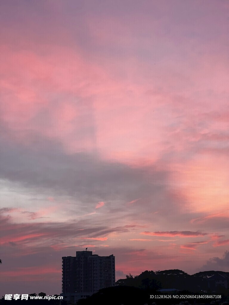 城市上空的梦幻粉紫晚霞