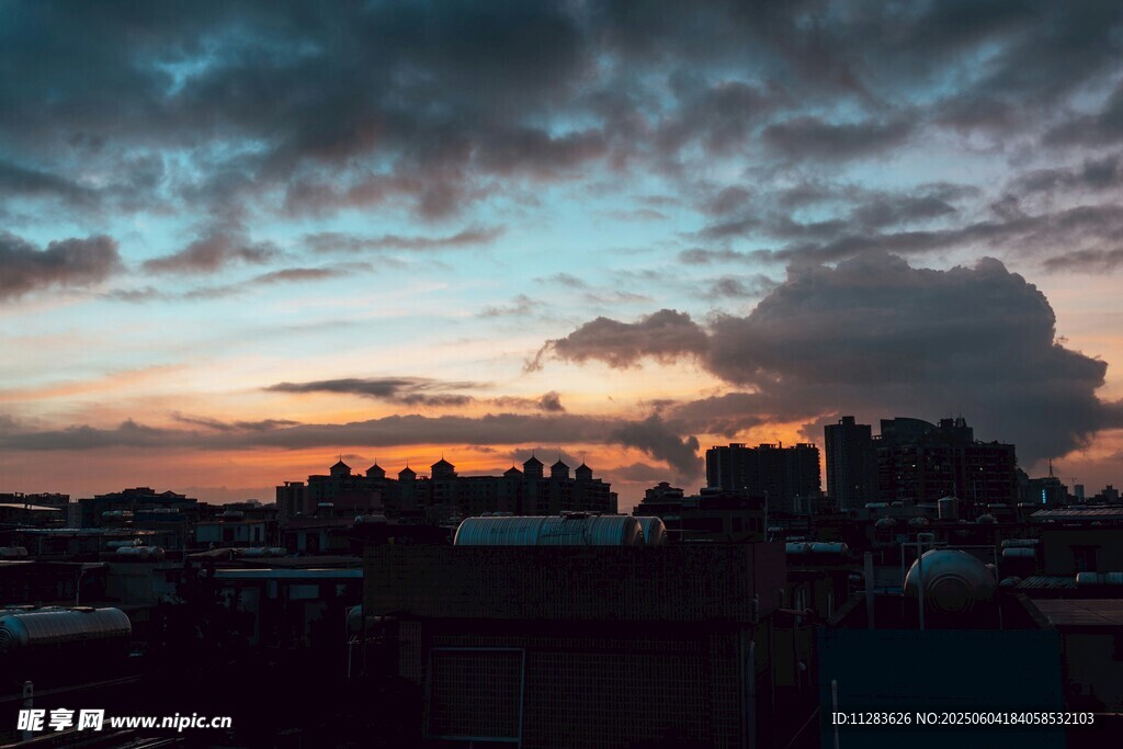 城市黄昏天空壮丽景观