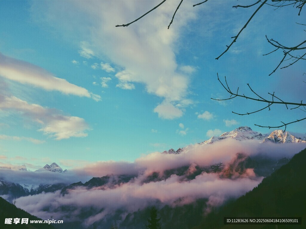 山间云海蓝天美景