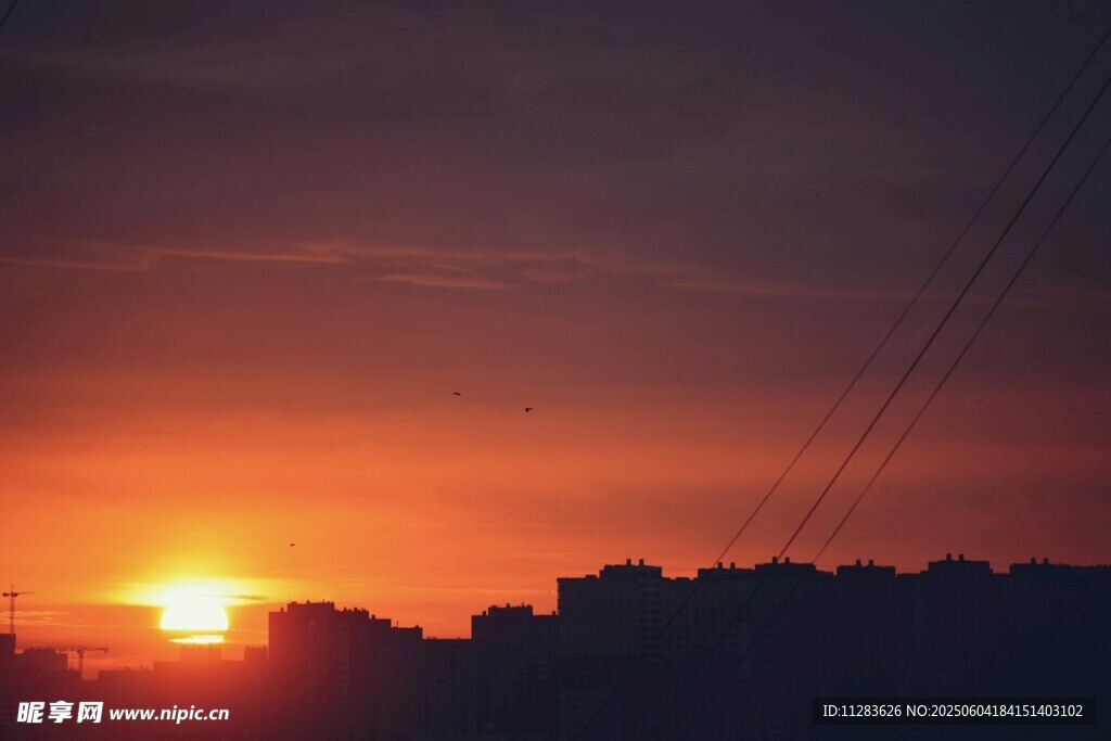 夕阳下的城市天际线