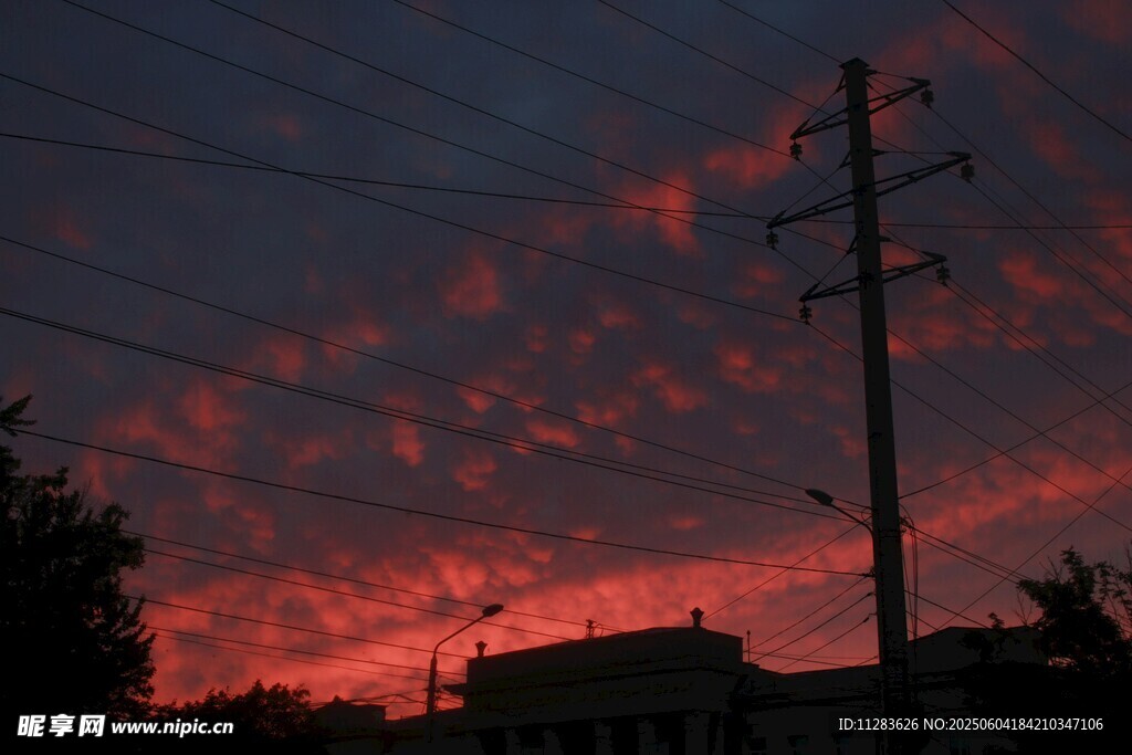 夕阳下的电线杆与绚烂天空