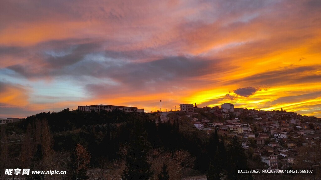 绚丽晚霞下的城市与山峦