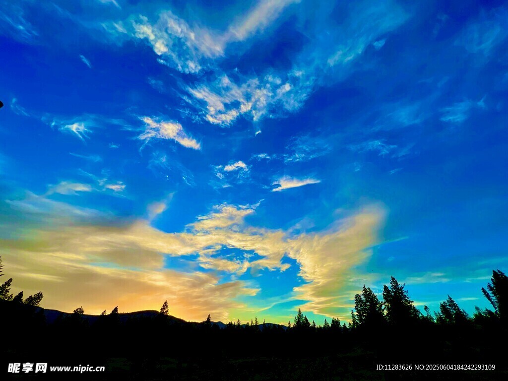 黄昏时分的绚烂天空景色
