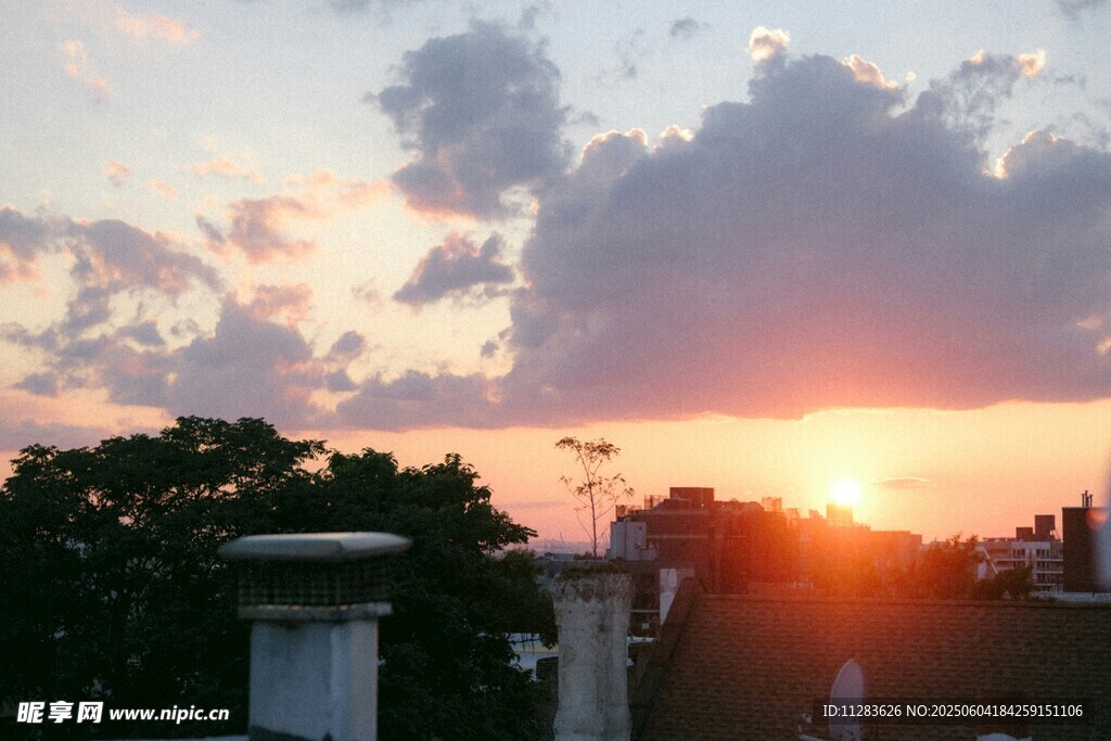 夕阳下的城市天际线美景