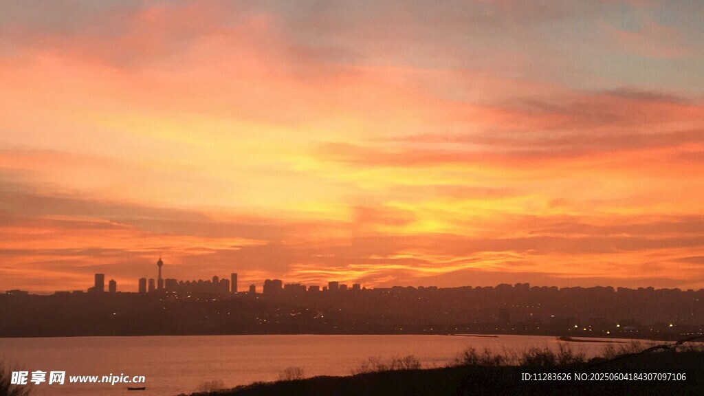 夕阳下的城市河畔美景