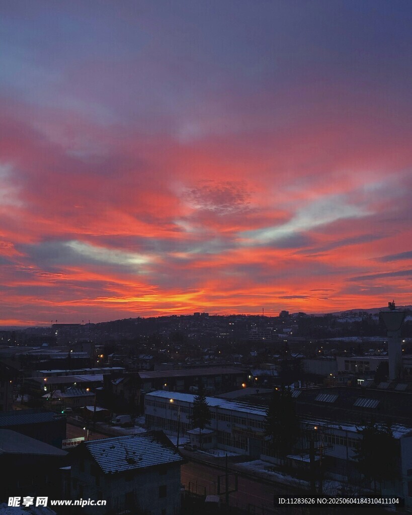 城市上空绚丽的晚霞景观