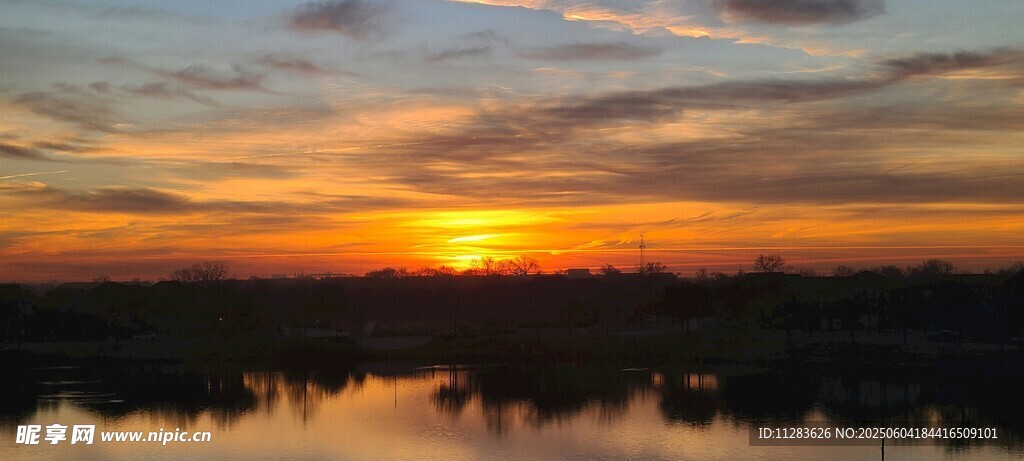 夕阳下的宁静湖面美景