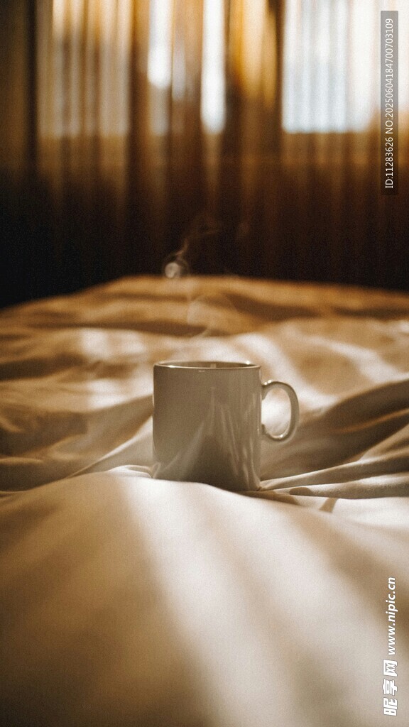 床上的温馨咖啡杯