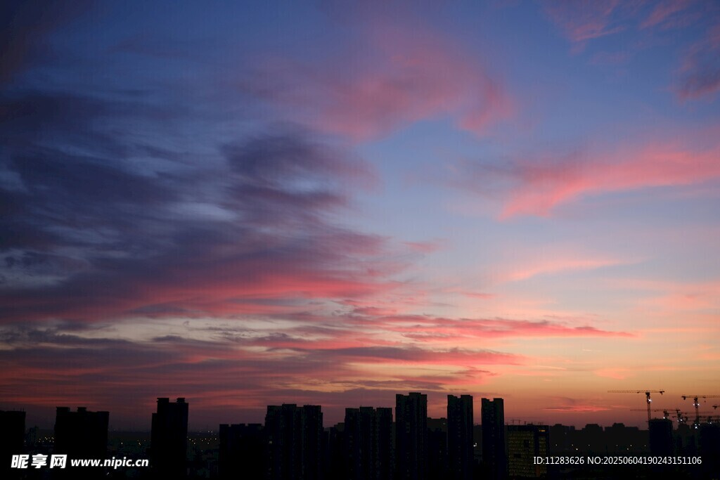城市上空绚烂的晚霞美景