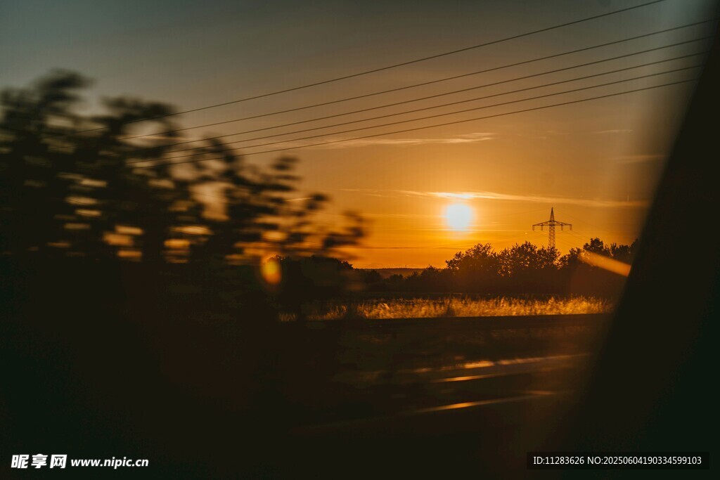 夕阳下的窗外风景