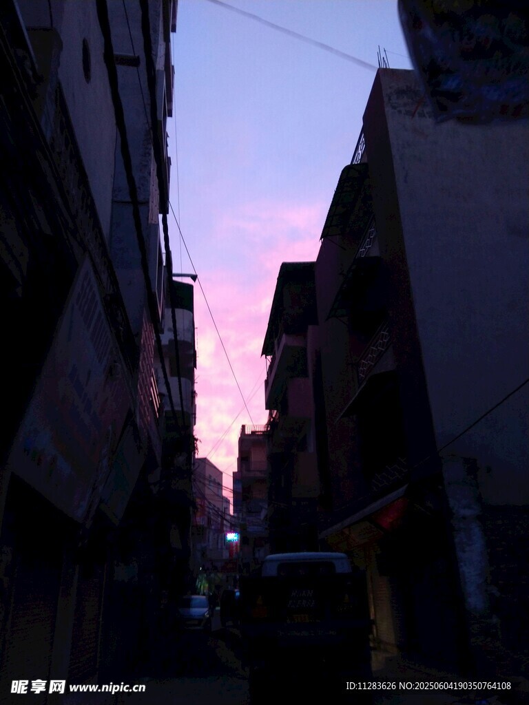 小巷间的梦幻粉紫色天空