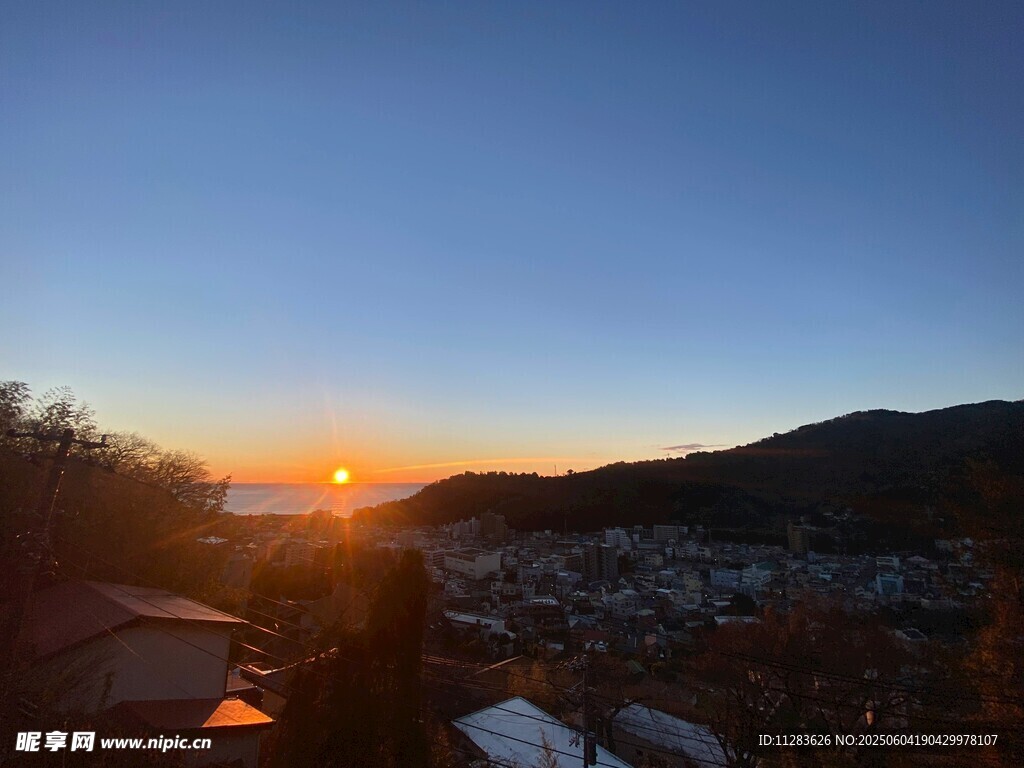日落时分的山间村落景象
