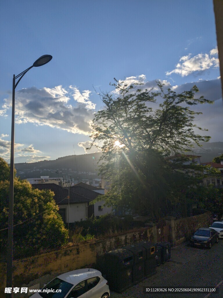 夕阳下的街道与停放车辆