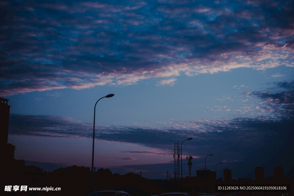 黄昏下的城市路灯与天空