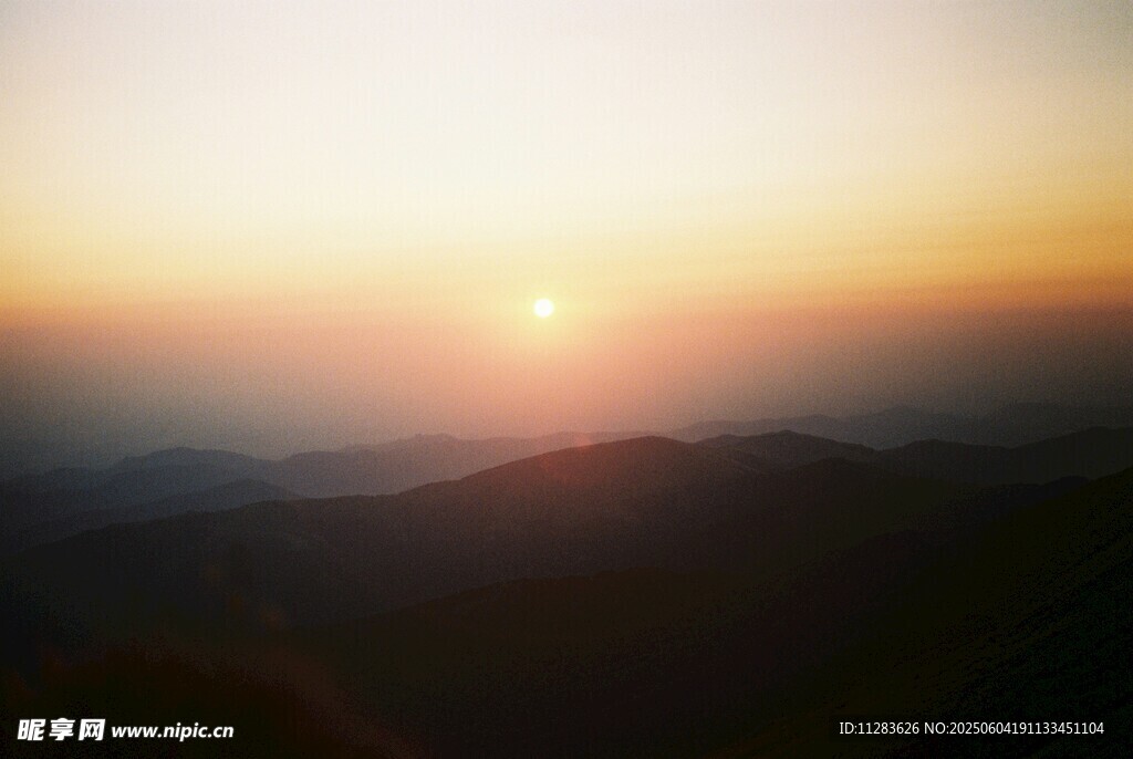 山间壮丽日出美景