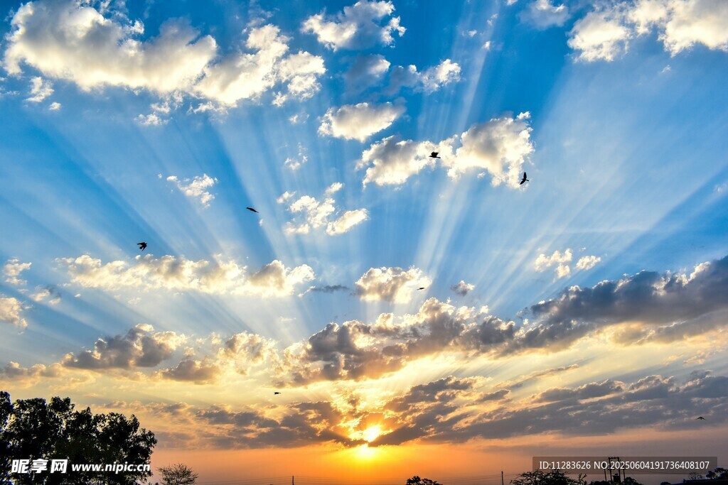 日落时分的绚丽天空美景