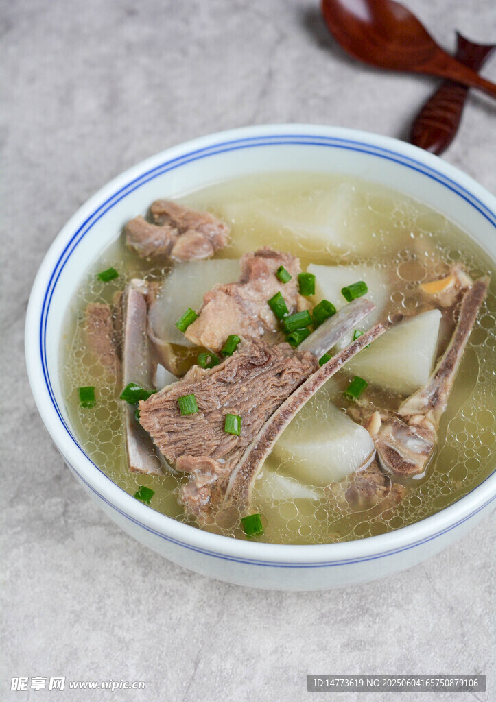 萝卜炖排骨  
