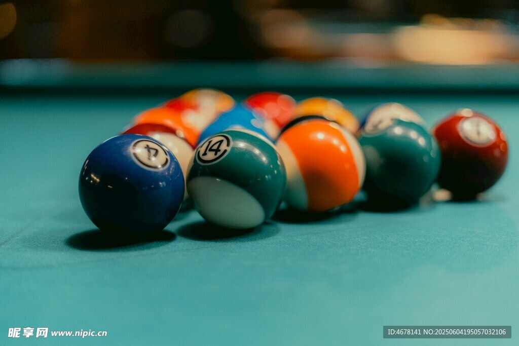 多彩台球排列在球桌上
