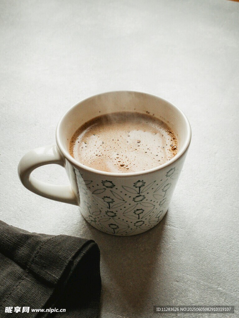 白色杯中的热饮