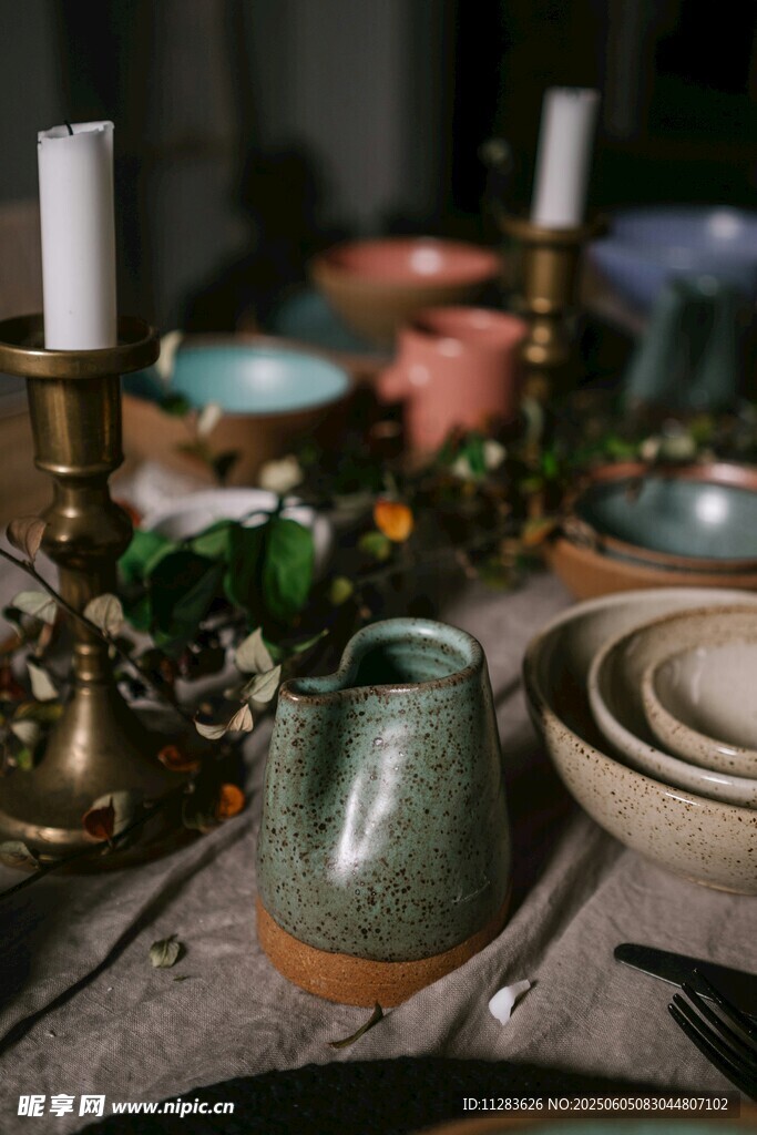 复古风陶瓷餐具与烛台