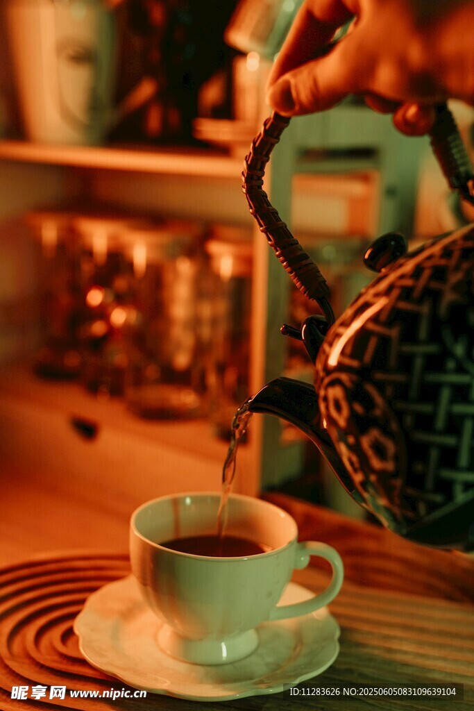手冲热茶入杯温馨一刻