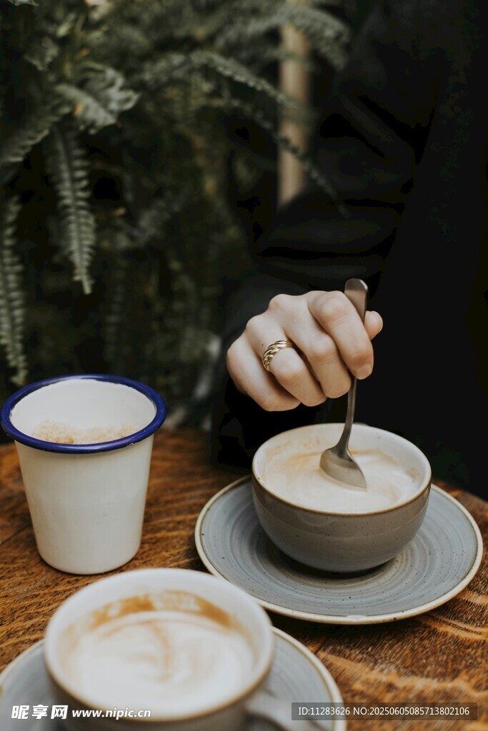 手搅咖啡的惬意时光