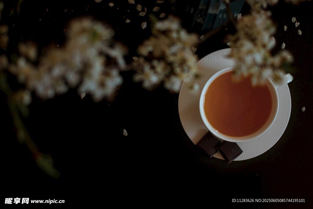杯中热茶与素雅花卉