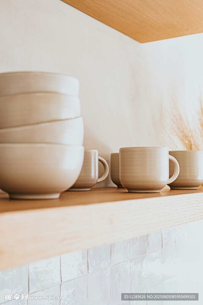木架上的简约陶瓷餐具