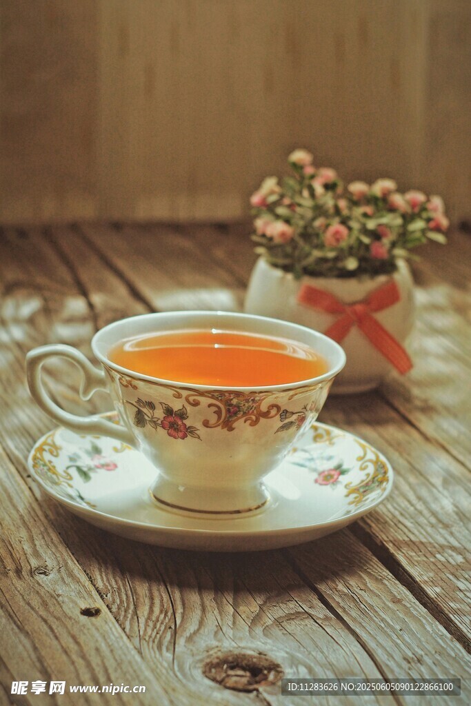 复古风茶杯中的暖心茶饮