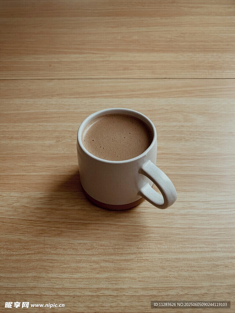 木桌上的一杯热咖啡