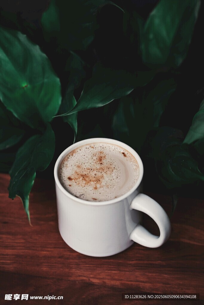 木桌上的一杯香浓咖啡
