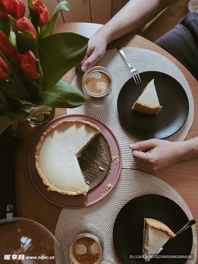 美味甜点与鲜花的惬意时光